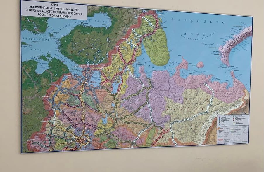 Карта автомобильных и железных дорог Северо-Западного федерального округа на стене кабинета